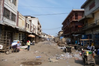 Strasse in Lome am Sonntag