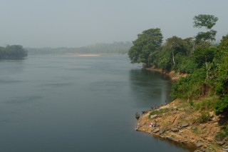 Flusseinblick in Ostnigeria