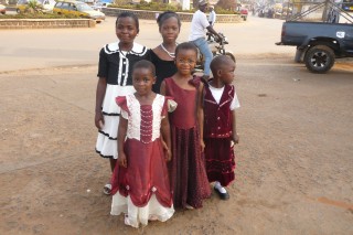 Kinder im Weihnachtsdress in Bamenda