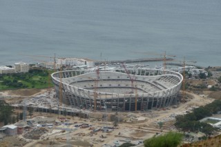 Suedafrika bereits im Fussballfieber -  das neue Green Point Stadium in Kapstadt