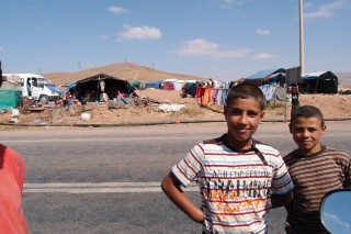 kurdische Kinder in Zeltlager