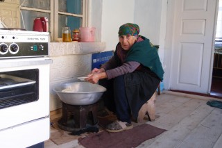 Oma beim Brot machen